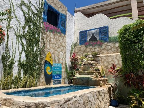 科苏梅尔科苏梅尔卡里博酒店的花园中带游泳池的房子