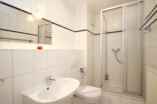 奥斯赛拜-屈隆斯博恩Strandschloesschen-Haus-II-WE-23-9743的一间带水槽、卫生间和淋浴的浴室