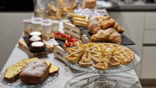 TeanaB&B Il Mercantello的餐桌上摆放着各种糕点和面包