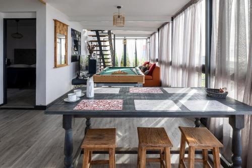 Quinta do AlmeidaPanoramic House的客厅配有大桌子和椅子