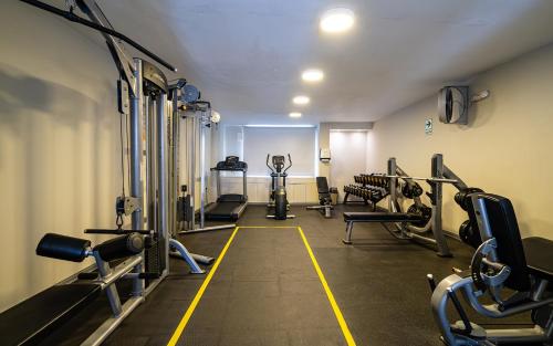 特鲁希略Casa Andina Standard Trujillo Plaza的一间健身房,里面配有跑步机和机器