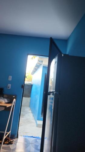 Hadassah的厨房设有蓝色的墙壁和冰箱。