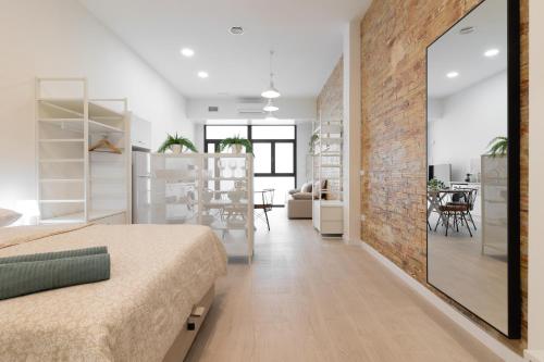 瓦伦西亚NEW BEACH flats VALENCIA的一间卧室设有一张床和砖墙