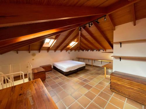 圣克鲁斯-德特内里费ATICO JAZMIN的大房间设有一张床铺和一张桌子