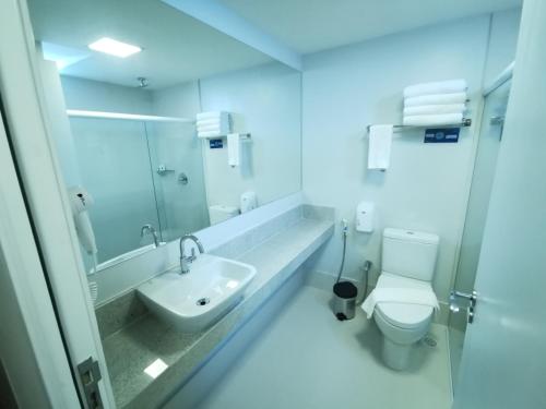 马塞约Verano Pajuçara by Tropicalis的白色的浴室设有水槽和卫生间。