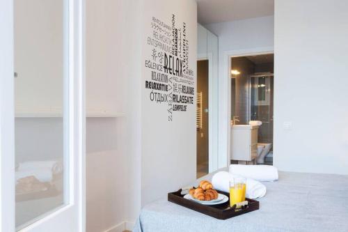 巴塞罗那Perfectly located 4-bed 4-bath apartment in Barcelona 2-1的房间里的桌子上放着一盘食物