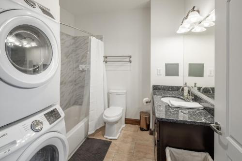 费城Sosuite at Independence Lofts - Callowhill的一间带洗衣机和洗衣机的浴室