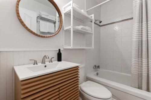 彭蒂克顿Okanagan Lakefront Resort的一间带水槽、卫生间和镜子的浴室