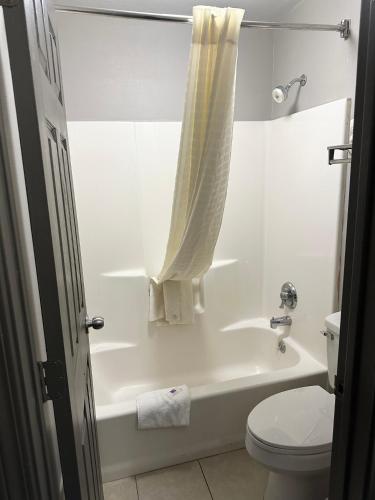 路易斯威尔Studio 6 Suites Louisville KY Airport/Expo Center的浴室配有白色浴缸和卫生间。