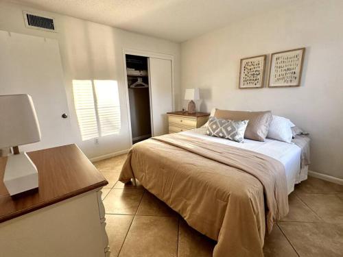 那不勒斯Renovated Cozy Apartment in Naples (1.4 miles from the beach)的一间卧室配有一张床、一张桌子和一个窗户。