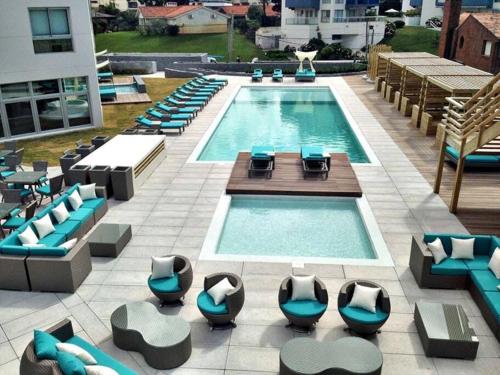 埃斯特角城Playa Brava Parada 7的一个带躺椅的游泳池和一个游泳池