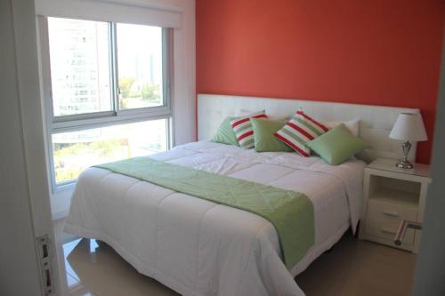 埃斯特角城Playa Brava Parada 7的一间卧室设有一张大床和一个窗户。