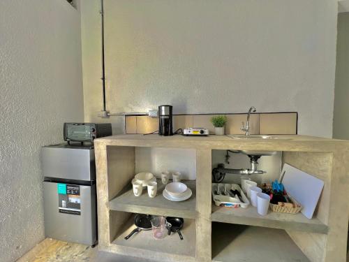 危地马拉Hotel Citadin zona 5的小型厨房配有柜台和水槽