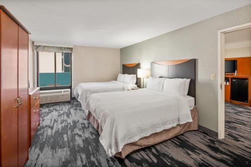 博伟公园Fairfield Inn & Suites Anaheim North Buena Park的酒店客房设有两张床和窗户。