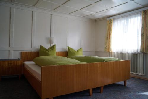 希蒂绍莱拉公寓的一间卧室配有一张带绿色枕头的床和一扇窗户
