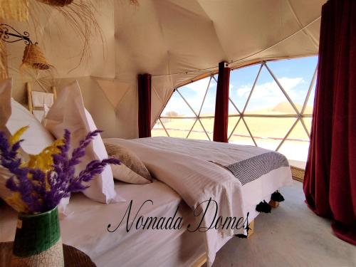 梅尔祖卡Nomada Domes的帐篷内一间卧室,配有一张床