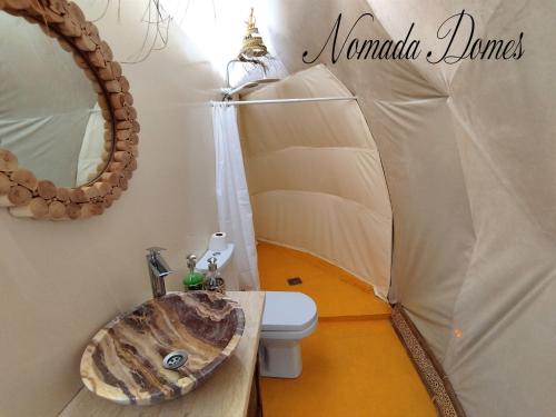 梅尔祖卡Nomada Domes的帐篷内带水槽和卫生间的浴室