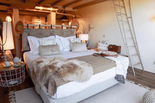法蒂玛Casa Tosca的一间卧室配有一张大床和毛绒毯子