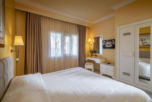 哈马马特Mediterranee Hammamet- Families and Couples Only的卧室设有一张白色大床和一扇窗户。