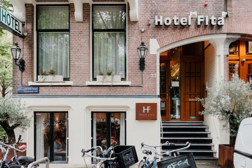 阿姆斯特丹菲塔酒店的一辆自行车停在酒店外的酒店