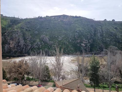 托莱多El Mirador del Valle FACIL ACCESO con COCHE的享有河流和山脉的景色