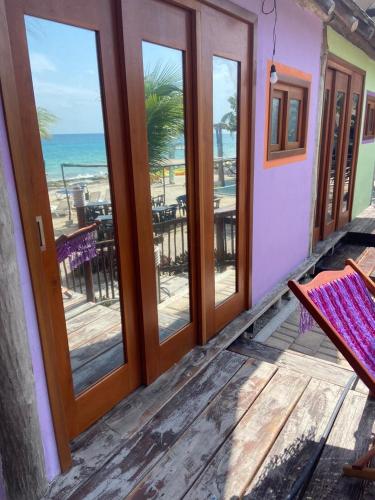 Banco PlayaBahía uvas Bungalos的客房设有一个享有海滩美景的阳台。