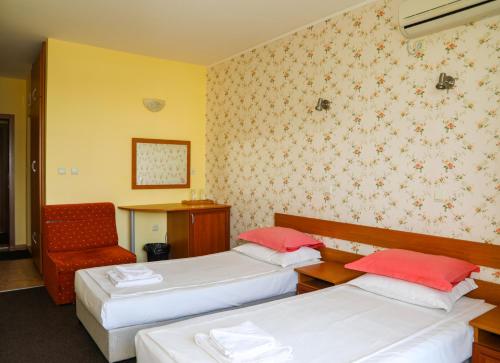 阳光海滩Family hotel Deykin的酒店客房,配有两张床和椅子