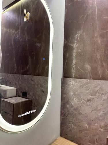 勒克瑙Grand DLF Stays的一间带镜子和水槽的浴室