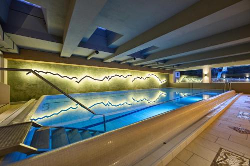 米滕瓦尔德丽格酒店的大楼内的大型游泳池