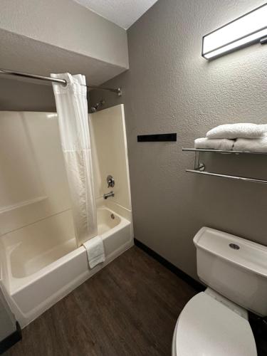 圣地亚哥圣地亚哥-酒店圈6号汽车旅馆的浴室配有卫生间、浴缸和水槽。