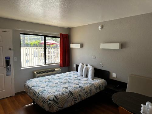 圣地亚哥圣地亚哥-酒店圈6号汽车旅馆的一间卧室设有一张床和一个窗口