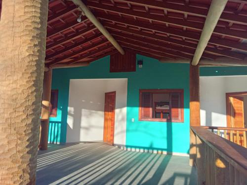 卡拉瓜塔图巴Pousada São Pedro的一间设有绿色墙壁和木制天花板的客房