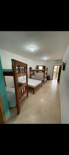卡拉瓜塔图巴Pousada São Pedro的一间房间,设有三张双层床
