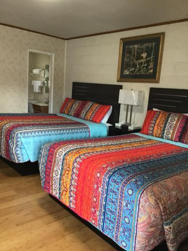 大派恩星光汽车旅馆的酒店客房带两张床,带色彩缤纷的毯子