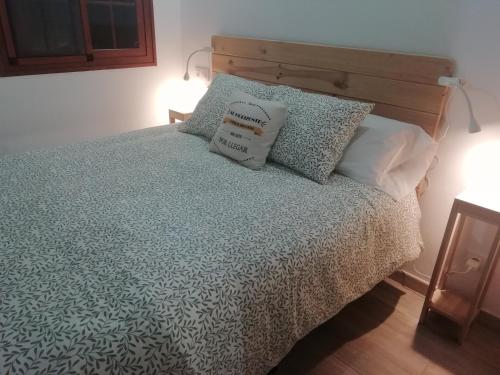 特尔德Carmencita y Manolito的一间卧室配有带枕头的床