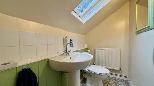 巴茅思Luxury 4 Bedroom Seaside Apartment - Glan Y Werydd House的一间带水槽和卫生间的浴室