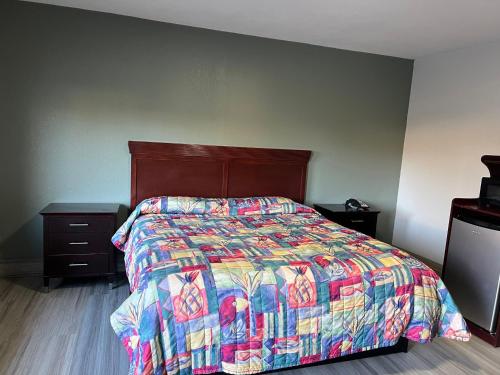 昆西Comfort stay inn的一间卧室配有一张带五颜六色棉被的床