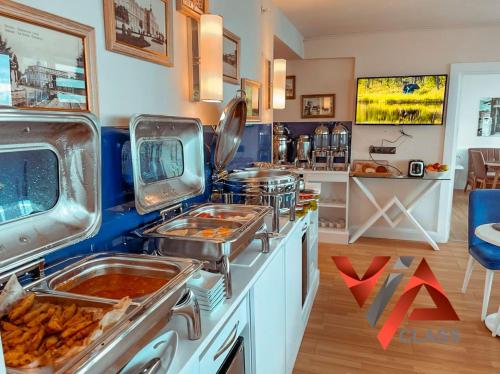 巴统VIP CLASS ꙳ ORBI CITY的厨房在柜台上摆放着几盘食物