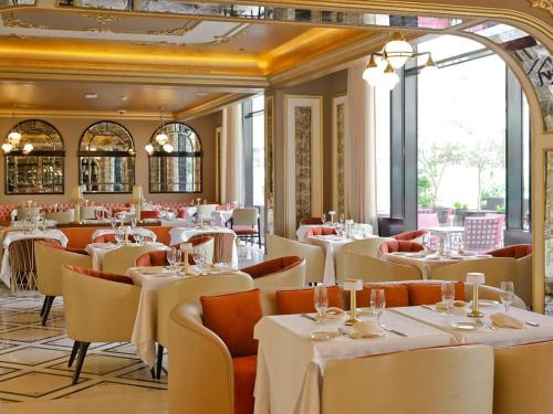 开罗Just A Break - جست بريك لحجز الفنادق的一间设有白色桌椅的用餐室
