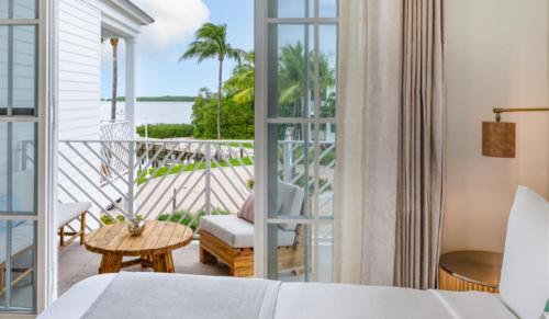 伊斯拉莫拉达Islander Bayside Villas & Boatslips的酒店客房设有一张床和一个阳台。