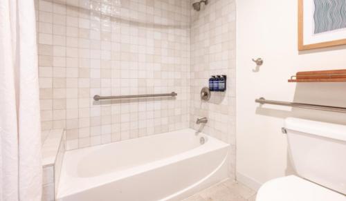 伊斯拉莫拉达Islander Bayside Villas & Boatslips的白色的浴室设有浴缸和卫生间。