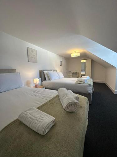 剑桥Cambridge Central Rooms - Tas Accommodations的酒店客房,配有两张带毛巾的床