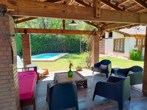 卢汉德库约Posada del. Huerto的一个带桌椅的庭院和一个游泳池