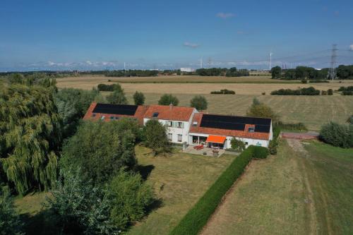 布兰肯贝赫Polderlicht的田野房屋的空中景观