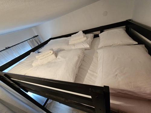 萨尔巴赫Cozy studio in Hinterglemm的两张带白色床单和枕头的床