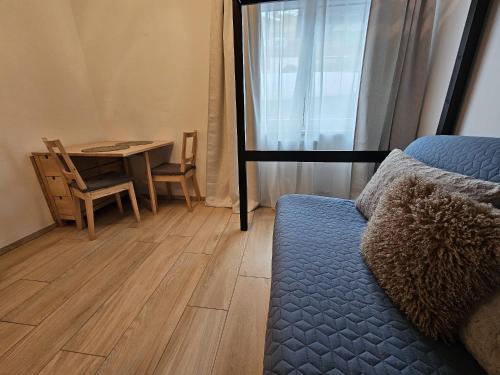 萨尔巴赫Cozy studio in Hinterglemm的客房设有一张床、一张桌子和一张书桌。