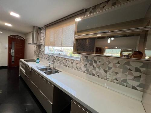 贝洛奥里藏特Casa Aconchegante的厨房配有水槽和台面