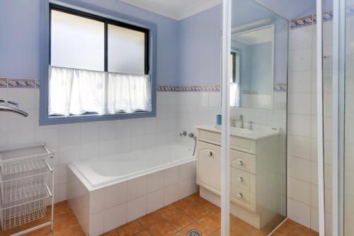 帽头镇Anchor Down at Hat Head - 3 Bream Close的白色的浴室设有浴缸和水槽。