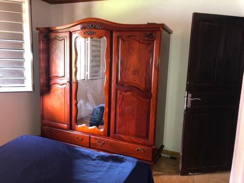 Le Morne RougeKAN'DLO的卧室角落的木柜