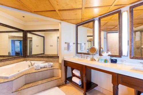 圣地亚哥太平洋露台酒店 的浴室配有2个盥洗盆、浴缸和镜子